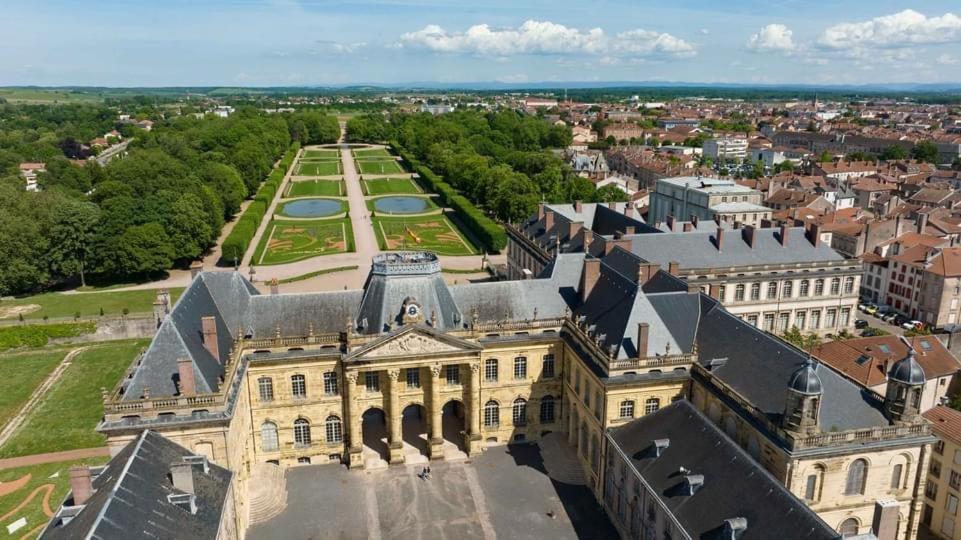 - Gite Appart Orchidée - Coeur de ville - Lunéville - Soirée étape VRP - capacité 1 à 4 personnes - Accès piscine et jardin Exterior foto